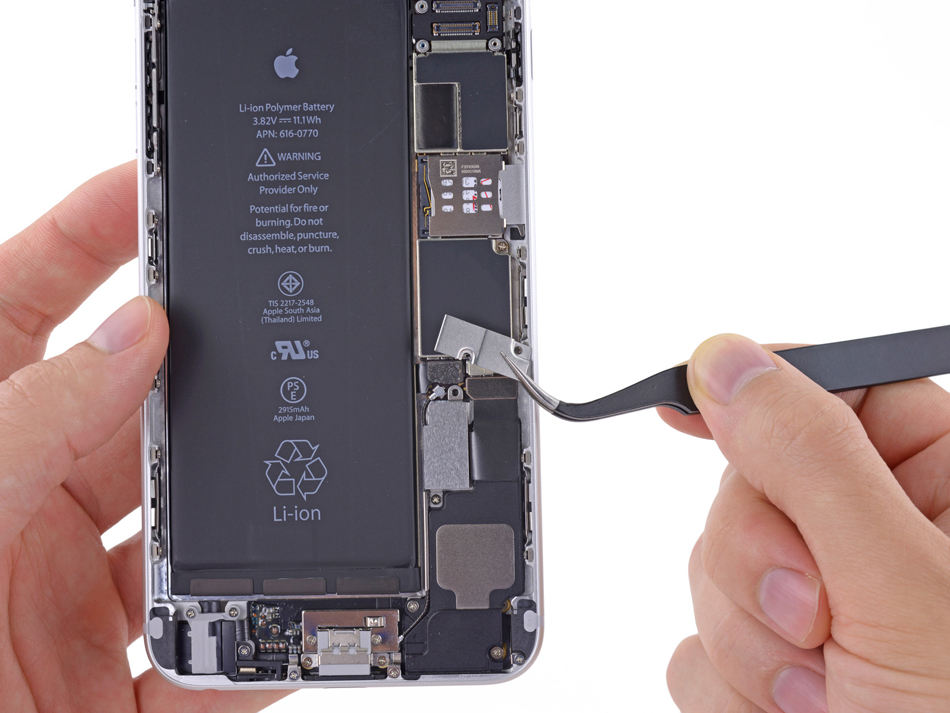 Indeparteaza suportul de metal al conectorului bateriei de la iPhone