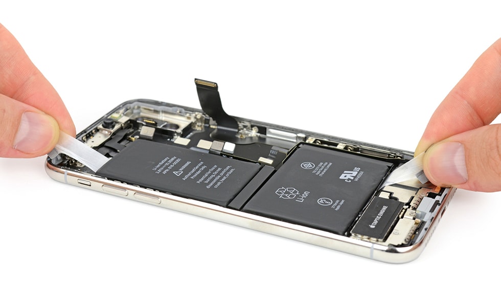 Noua baterie cu doua celule are patru urechi de tragere, similare cu cele scurte care se regasesc la iPhone 8 si 8 Plus, insa cu o orientare diferita