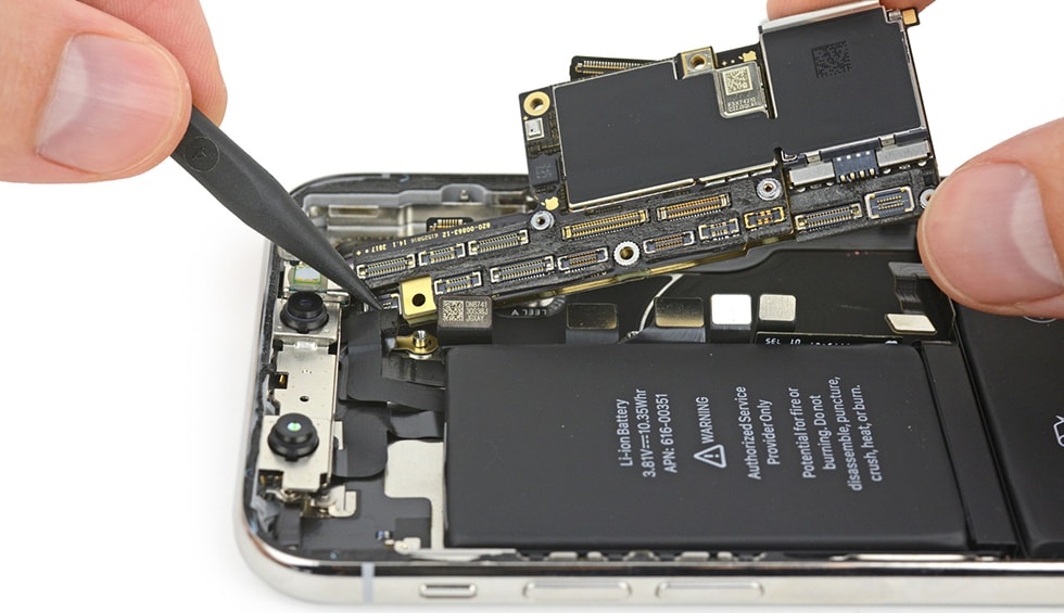 Reparatie iPhone X - placa de baza are o alta pozitie comparativ cu seriile iPhone 8